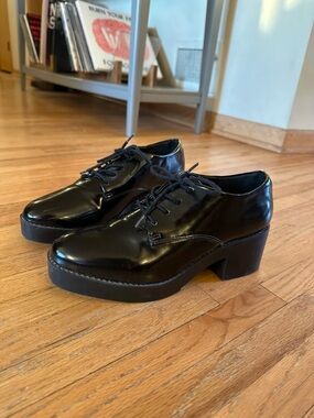 Urban Outfitters Black Patent Lace-Up Chunky Heel Oxfords